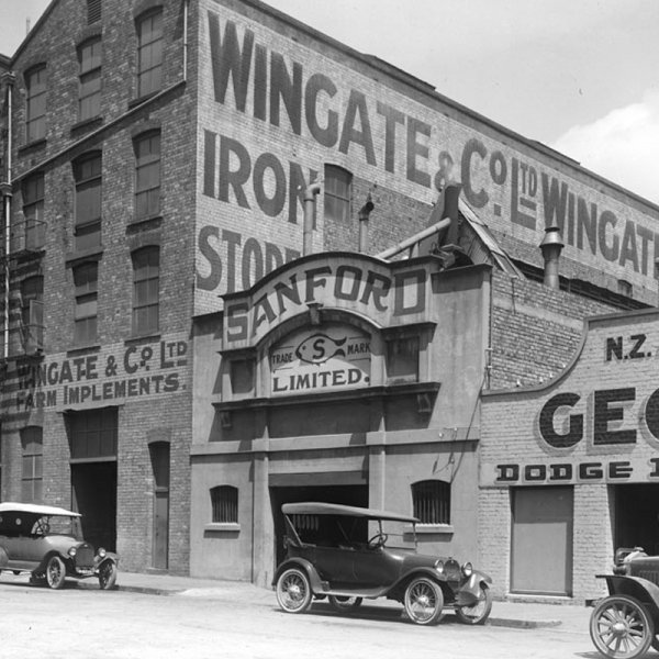 West side of Little Queen Street including Sanford Limited, 1922. Photo: Henry Winkelmann Image: Sir George Grey Special Collections, Auckland Libraries, 1-W1774B