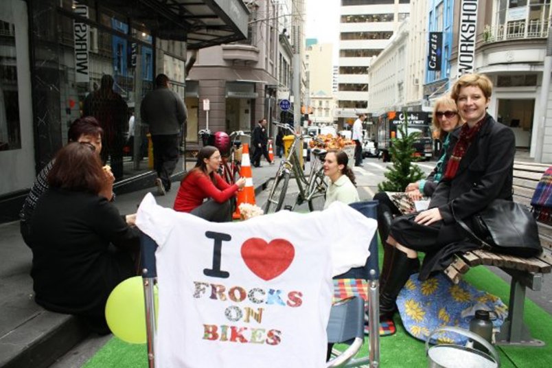 Frocks on Bikes picnicking on High Street in Auckland's city centre for Park(ing) Day 2009.