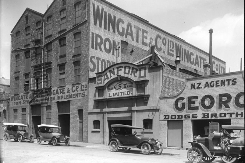 West side of Little Queen Street including Sanford Limited, 1922. Photo: Henry Winkelmann Image: Sir George Grey Special Collections, Auckland Libraries, 1-W1774B